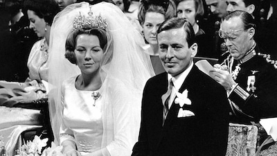 Recordamos la boda de la reina Beatriz de Países Bajos: un amor prohibido y el vestido que diseñó ella misma