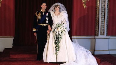Desvelado el sorprendente vestido preboda de Diana de Gales: rosa fucsia y 'muy sexy'