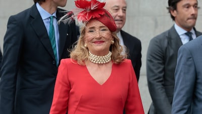 El look de madrina de Casilda Martínez-Almeida: un vestido rojo con puños de flores y joyas de perlas
