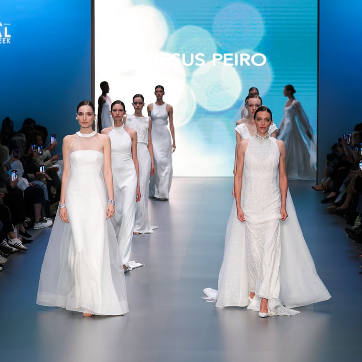 Jesús Peiró inaugura Barcelona Bridal Fashion Week con un desfile inspirado en la luz que envuelve a las novias