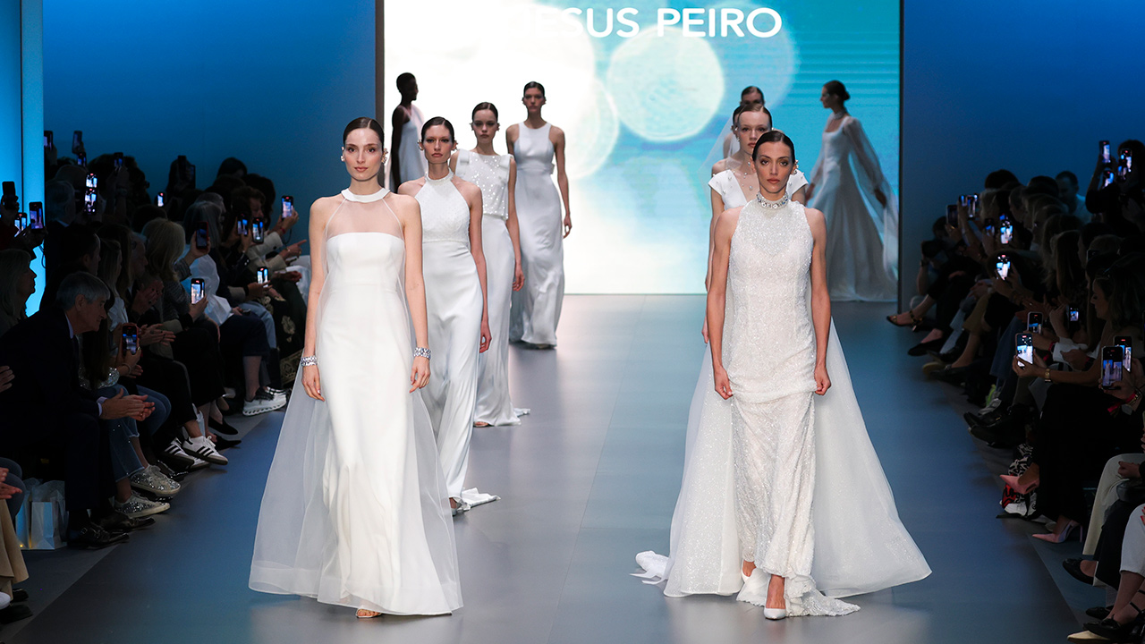 Jesús Peiró inaugura Barcelona Bridal Fashion Week con un desfile inspirado en la luz que envuelve a las novias