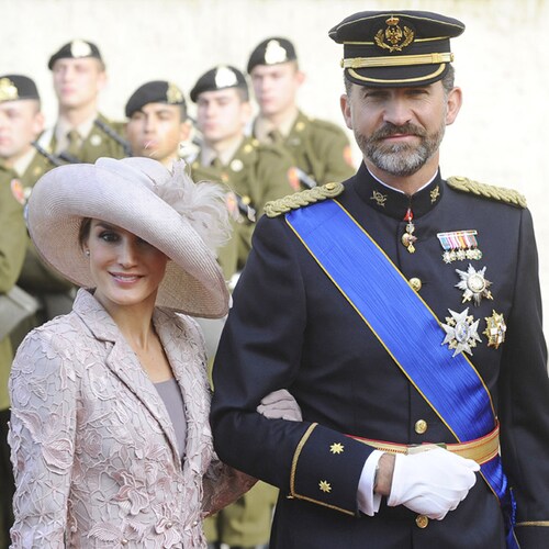Doce looks con los que la reina Letizia ha triunfado como invitada a bodas desde 2004