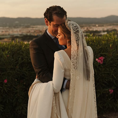 La historia de Cristina, la novia que se casó en Córdoba con un vestido diseñado por su suegra y mantilla