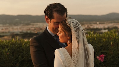 La historia de Cristina, la novia que se casó en Córdoba con un vestido diseñado por su suegra y mantilla