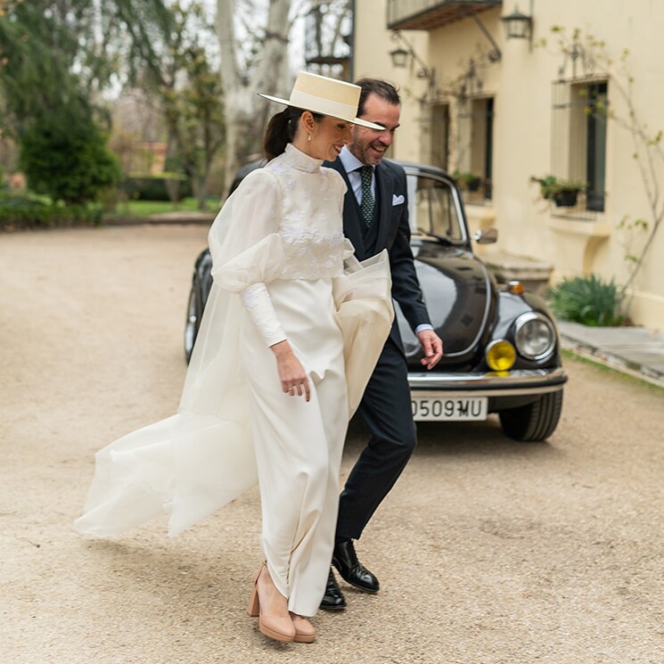 El vestido de mangas abullonadas de Pati, la novia que se casó en Madrid con un sombrero cordobés