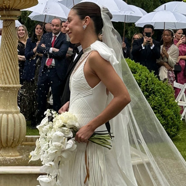 El original vestido de novia que Melissa Villarreal ha lucido con exclusiva joyería artesanal y ramo en cascada