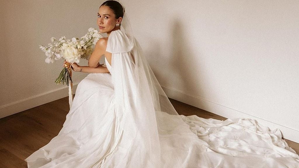 El original vestido de novia que Melissa Villarreal ha lucido con exclusiva joyería artesanal y ramo en cascada