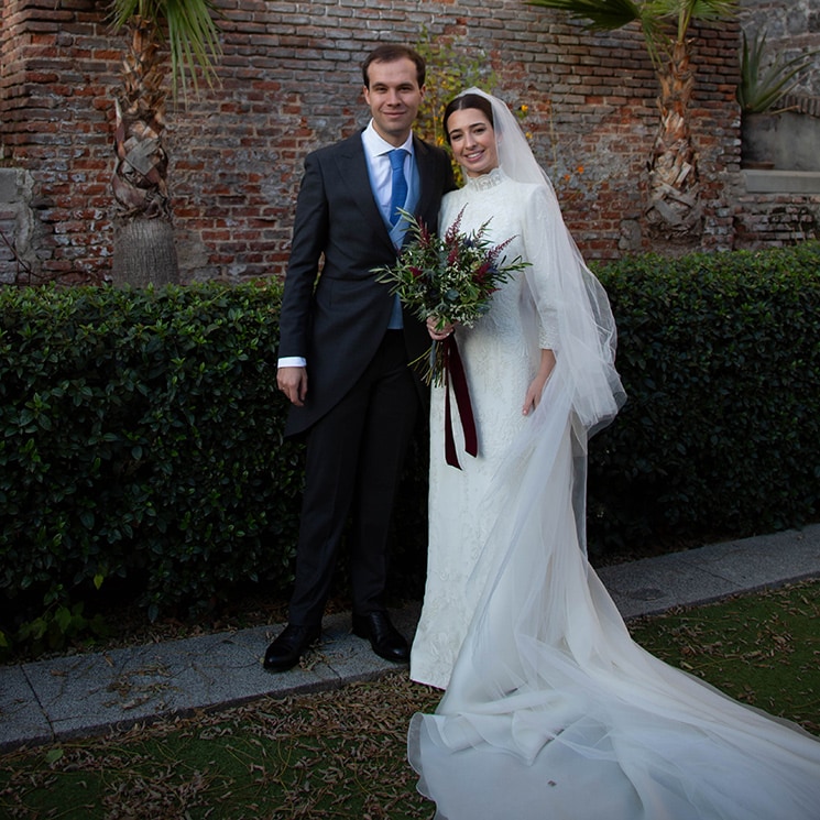 María, la novia que se casó con un vestido clásico y desmontable de Navascués en Madrid