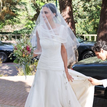 El vestido de novia de Lucía Páramo, un romántico diseño con cuerpo drapeado y falda bordada