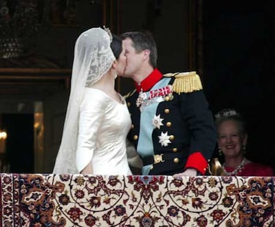 El primer beso en público del príncipe Federico y la princesa Mary