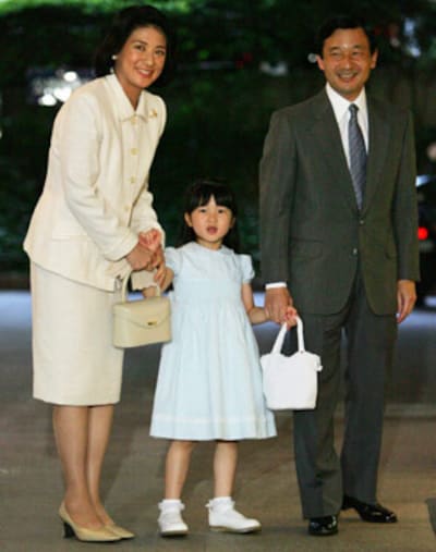 Los Emperadores de Japón y los Herederos, con su hija, visitan al nuevo Príncipe
