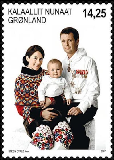 La princesa Mary, el príncipe Federico, y su hijo Christian se visten con el traje típico de Groenlandia para un nuevo sello de correos