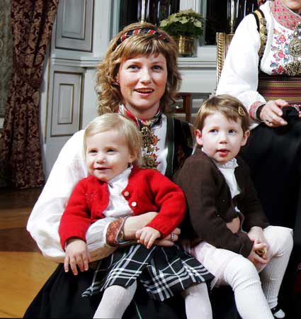 Los reyes Harald y Sonia de Noruega reúnen a toda su familia para felicitar la Navidad