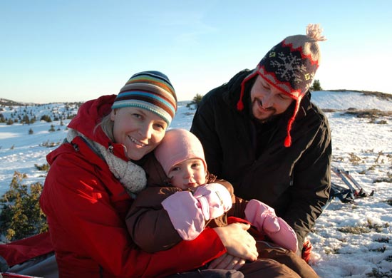 Los Príncipes de Noruega celebran el tercer cumpleaños de su hija en la nieve