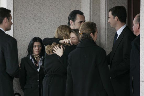 La Princesa de Asturias recibe al Rey y a sus cuñados con abrazos en la puerta del tanatorio