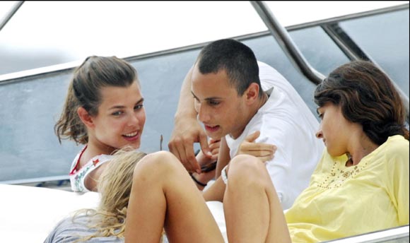 Carlota y Álex dan rienda suelta al amor en aguas de Ibiza