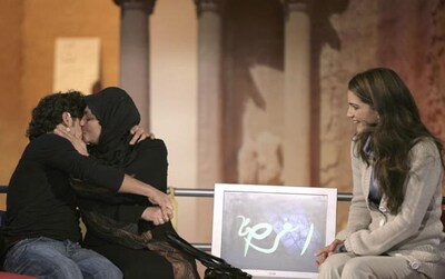 Rania de Jordania reúne a una madre y a un hijo en un programa de televisión