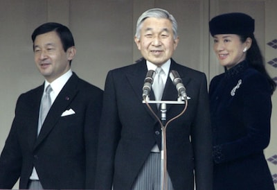 El emperador Akihito cumple 74 años arropado por su familia y sus conciudadanos