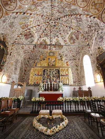 Explosión de flores primaverales en la decoración de la iglesia de Møgeltønder