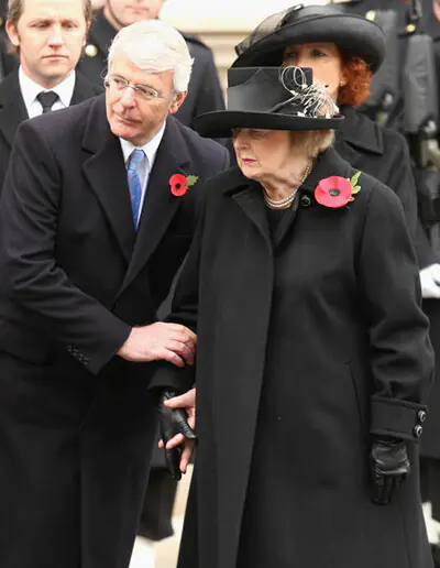 Isabel II y su familia rinden homenaje a los Caídos durante las dos Guerras Mundiales