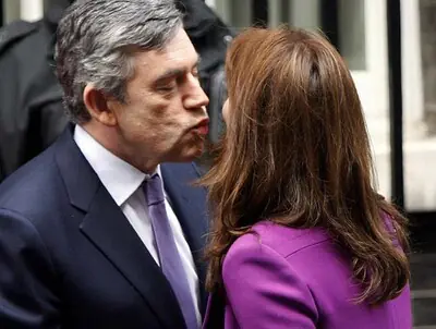 Nicolás Sarkozy y Carla Bruni invitan a cenar a los Brown