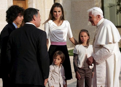 Abdalá II y Rania de Jordania, junto a sus hijos, reciben a Benedicto XVI a su llegada a Amán