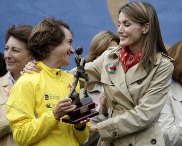 Doña Letizia da el pistoletazo de salida a la Carrera de la Mujer en Madrid