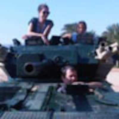 Los Reyes de Jordania y la princesa Salma, una vuelta en tanque