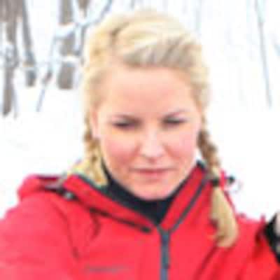 Mette-Marit de Noruega se divierte en la nieve con los más desfavorecidos