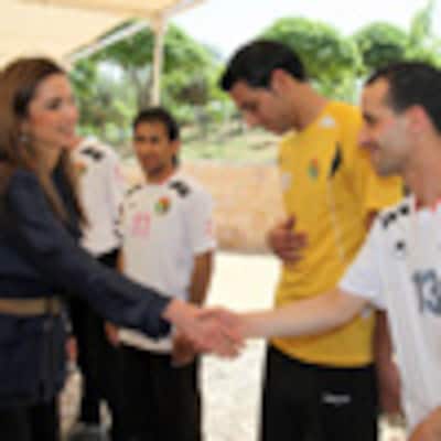 Rania de Jordania promueve la educación para todos los jóvenes a golpe de balón