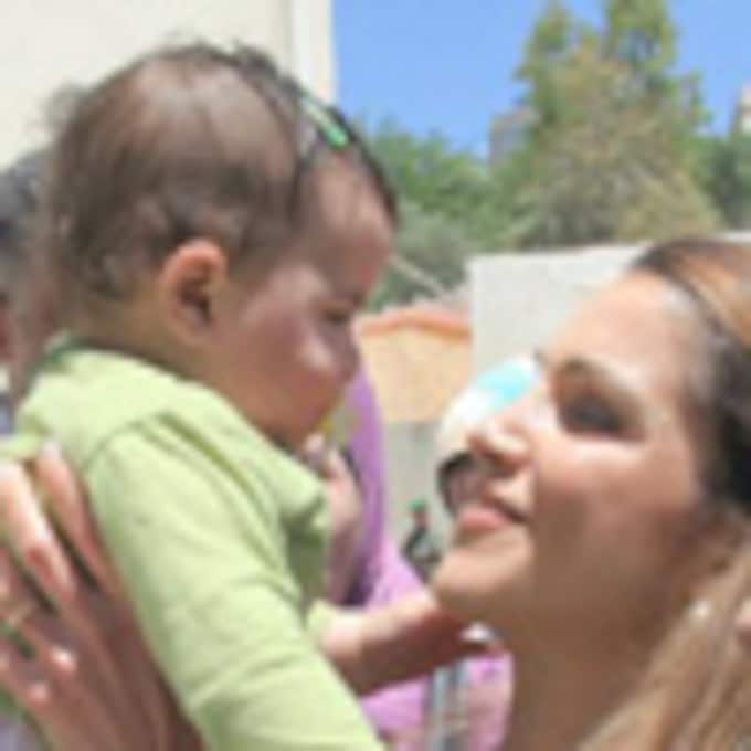 El instinto maternal de Rania de Jordania aflora durante su última visita a una guardería
