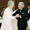 20 años después... Los emperadores de Japón vuelven a bailar en público