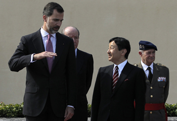 Tras celebrar su 20 aniversario de boda junto a la princesa Masako, Naruhito de Japón aterriza en solitario en Madrid