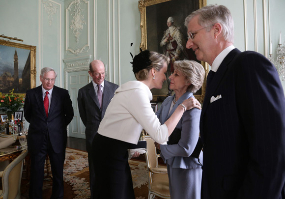 Matilde y Felipe de Bélgica ponen el broche de oro a un mes de viajes por Europa visitando a la reina Isabel