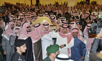 Familiares y autoridades saudíes se despiden del rey Abdalá en un entierro sencillo y tradicional