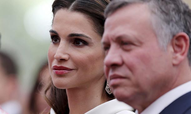 Rania de Jordania se vuelve a inspirar en el 'look' que llevó en la boda de los reyes Felipe y Letizia 