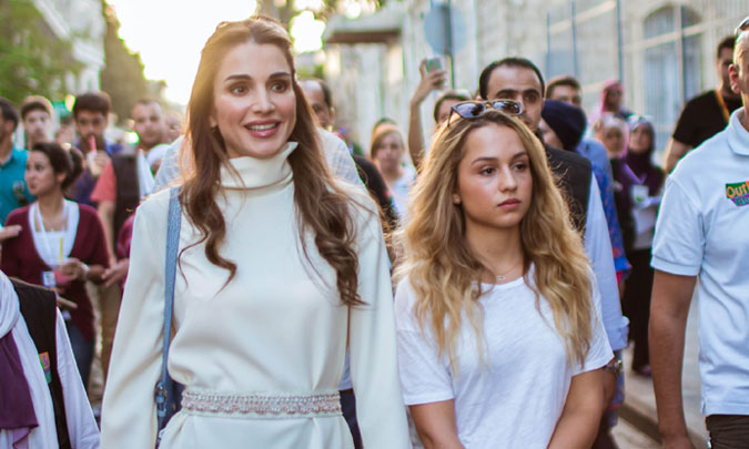 La reina Rania muestra con orgullo a su guapa hija, la princesa Imán