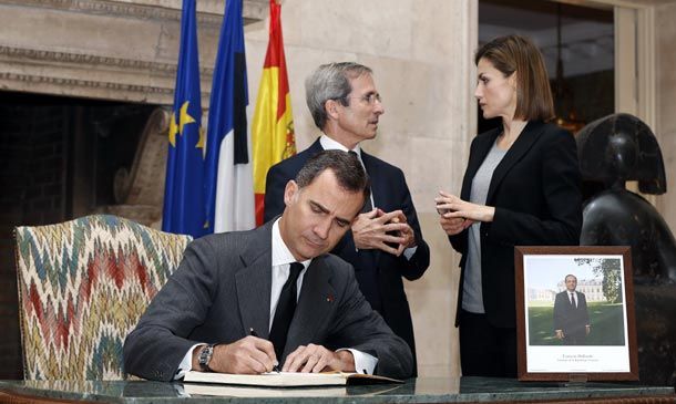 Los Reyes muestran su apoyo al pueblo francés tras los ataques sufridos en París