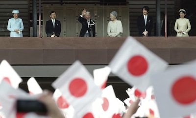 El 83º cumpleaños de Akihito de Japón, tal vez uno de los últimos como Emperador, bate récord de multitudes