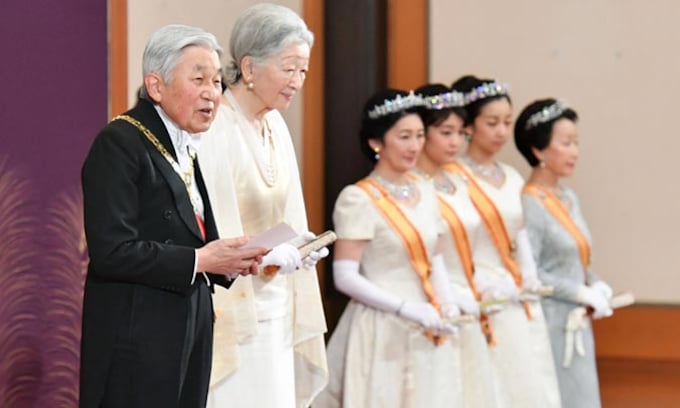 Akihito de Japón comienza el Año Nuevo con planes muy distintos a su deseada abdicación