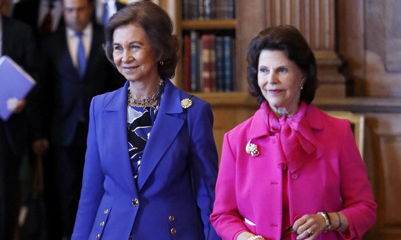 La reina Sofía y Silvia de Suecia unen fuerzas contra la demencia y la princesa Sofia aprende de las 'maestras'