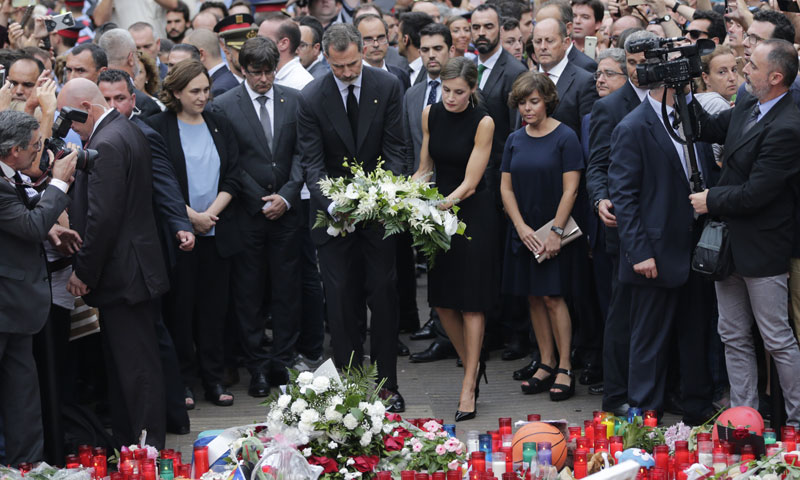 Los Reyes firman el libro de condolencias del Ayuntamiento tras depositar flores y velas en Las Ramblas