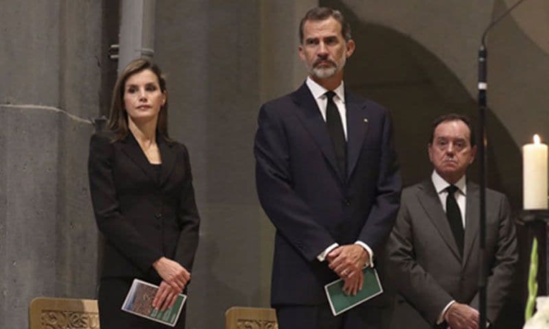 Los Reyes asisten en la Sagrada Familia a la misa en memoria a las víctimas de los atentados