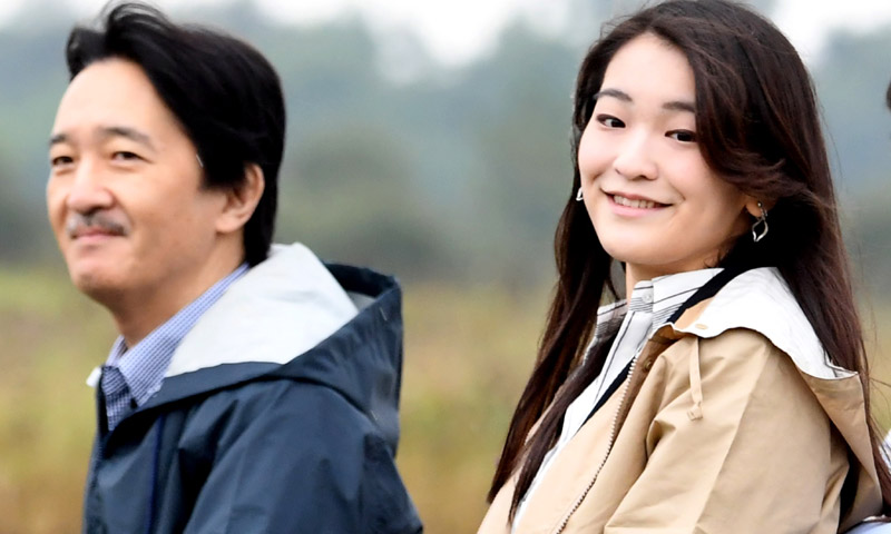 Mako de Japón, compenetradas vacaciones con su padre antes del primer paso para su boda