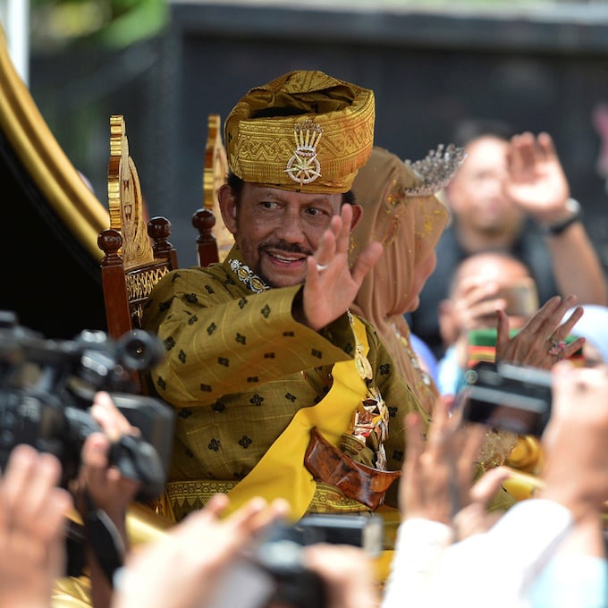 Baño de masas para el Sultán de Brunei, que celebra por todo lo alto cincuenta años en el trono