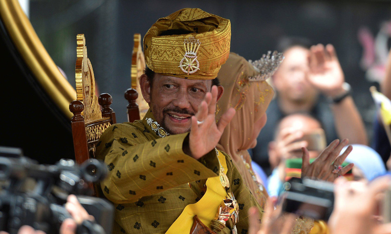 Baño de masas para el Sultán de Brunei, que celebra por todo lo alto cincuenta años en el trono