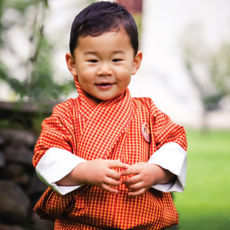 El Príncipe de Bután no ha cumplido dos años y ya está de viaje oficial… ¡rompiendo corazones!