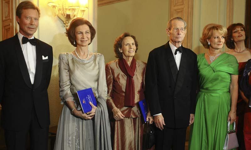 La familia deja a un lado sus diferencias para despedir a Miguel de Rumanía