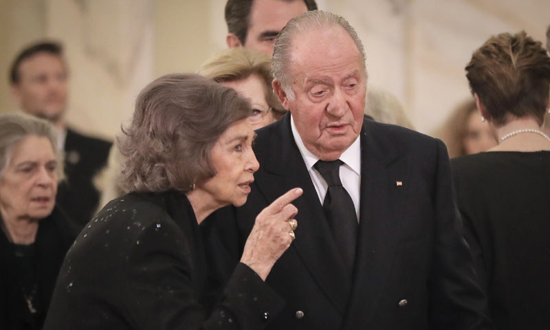 Los reyes Juan Carlos y Sofía, juntos en el funeral de Miguel de Rumanía