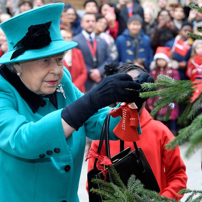 FOTOGALERÍA: Así adornan el árbol de Navidad las Familias Reales